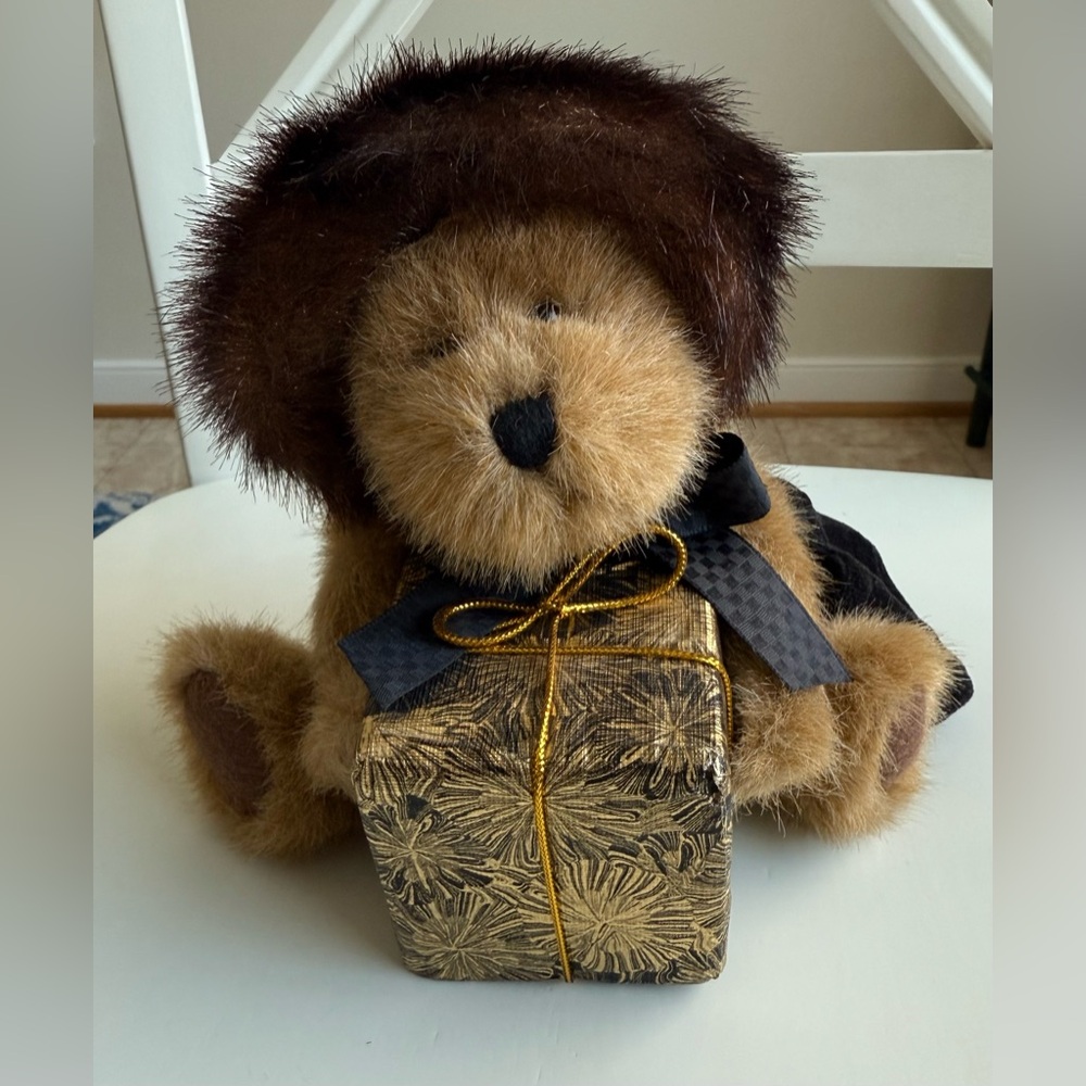 Gen-yoo-wine BOYDS “IVANNA SPENDALOT” Bear
